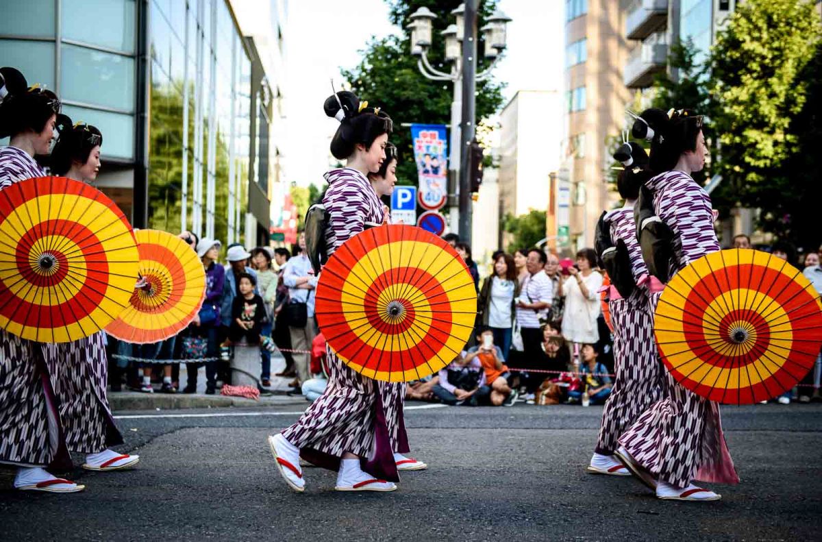 2015 Nagoya Festival women wearing traditional Japanese clothes.